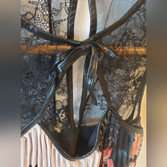 BNWT Guess Pleated Dress sz xs - Picture 4 of 6